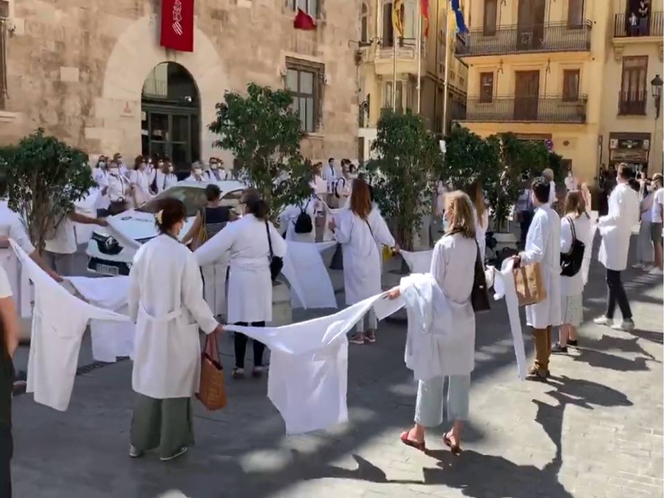 Más de 100 médicos se concentran ante el Palau de la Generalitat Valenciana