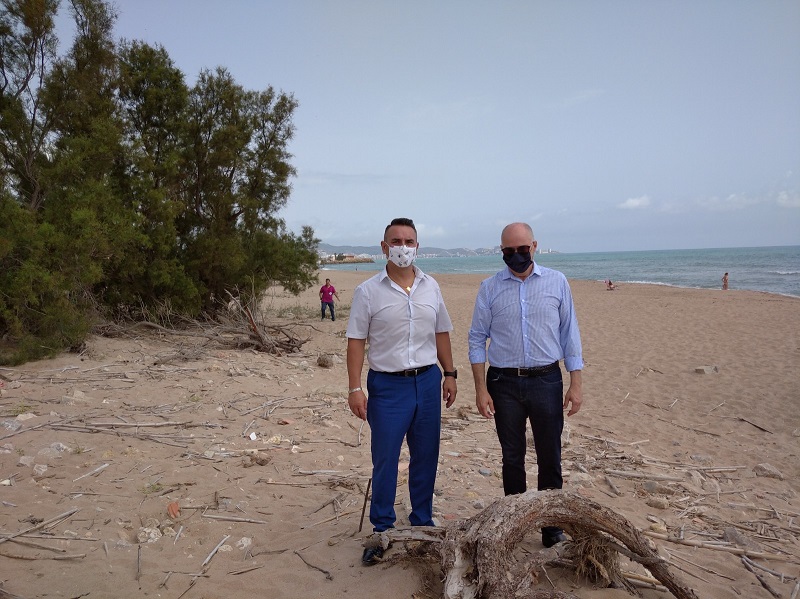 Los vecinos de la Playa del Brosquil en Cullera exigen que se limpie