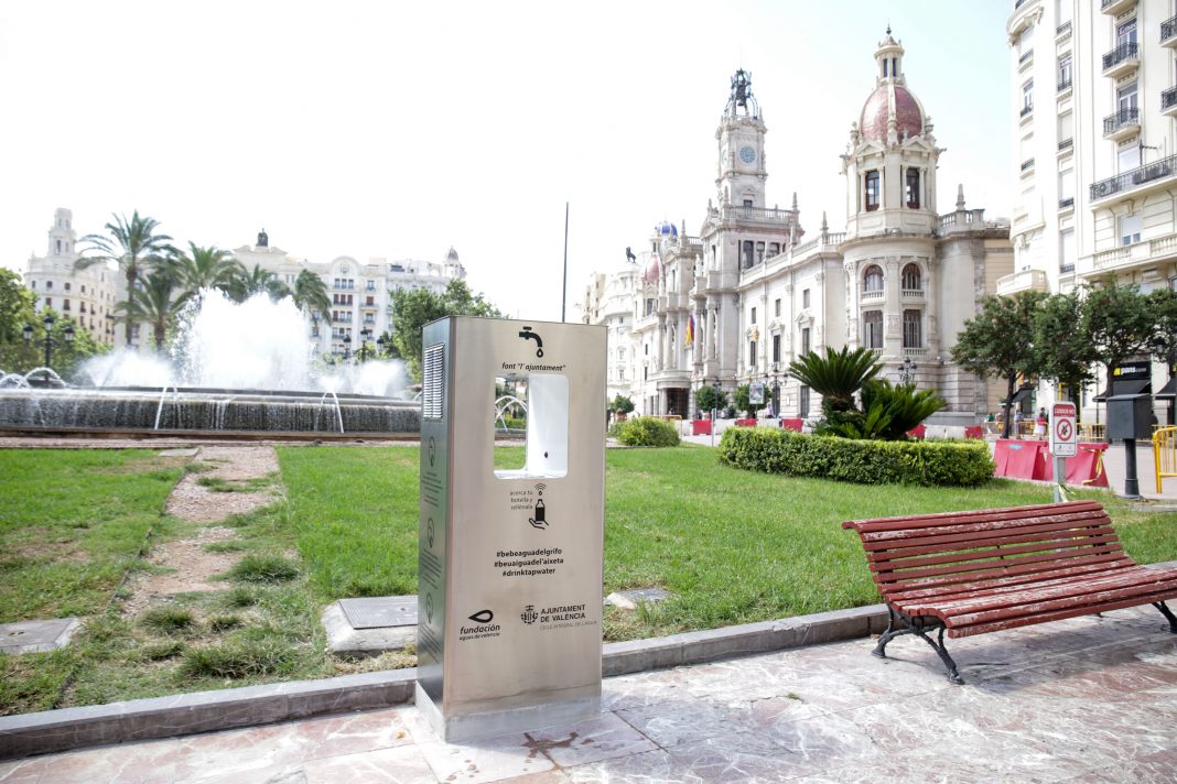 Valencia instala tres fuentes de agua filtrada y refrigerada para potenciar el uso de agua del grifo