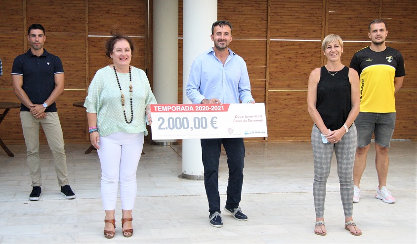 Ribera Salud y el Hospital Universitario de Torrevieja renuevan su compromiso con el Balonmano Playa