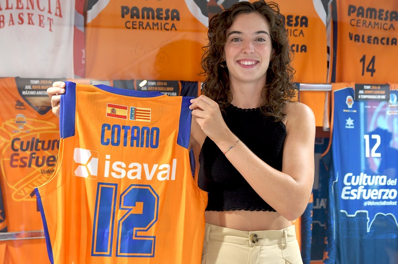 Rebeca Cotano ya tiene su camiseta en el Museo de L’Alqueria del Basket