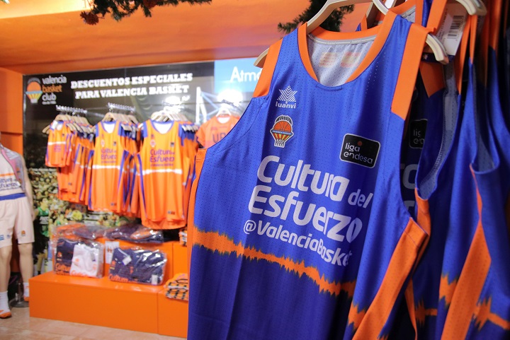 Reapertura de las tiendas de Valencia Basket con descuentos del 50% en la ropa de esta temporada