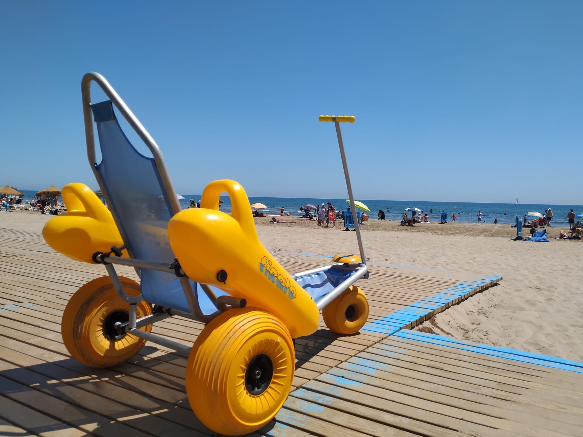 El servicio de ayuda al baño en las playas para personas con discapacidad se amplía hasta el 15 de septiembre con horarios más extensos