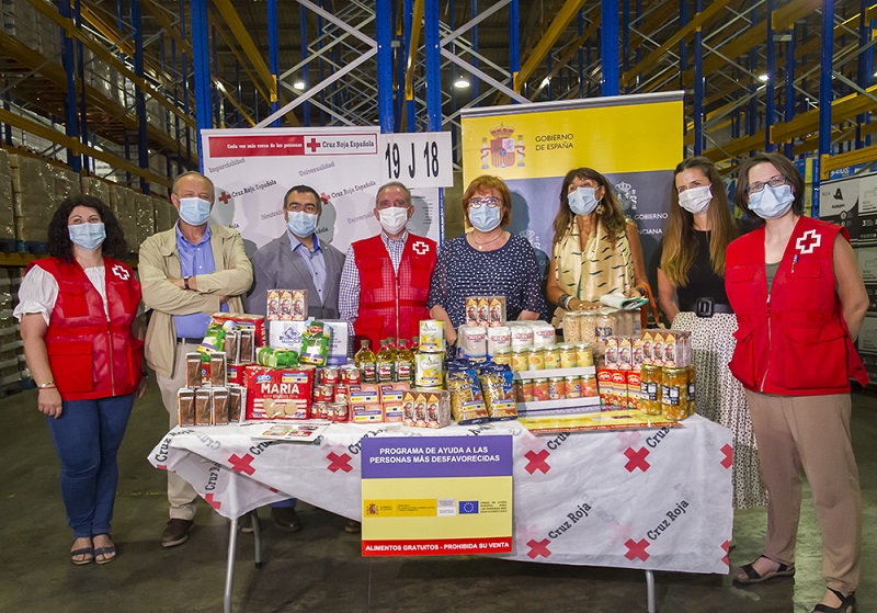 La delegada del Gobierno, Gloria Calero, visita el almacén provincial de alimentos de Cruz Roja en Valencia
