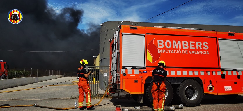 El consorcio provincial de Bomberos de Valencia interviene en un incendio industrisl en Bétera