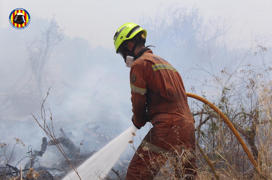 Bomberos de Valencia intervienen un incendio en Silla