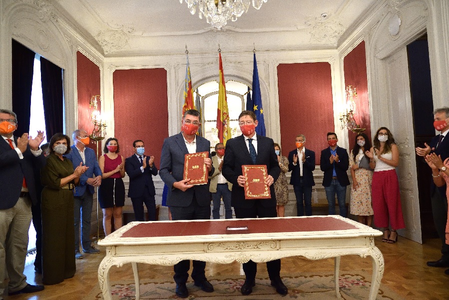 Ximo Puig firma en Les corts el pacto político del Acuerdo 'Alcem-nos' para la recuperación de la Comunitat Valenciana