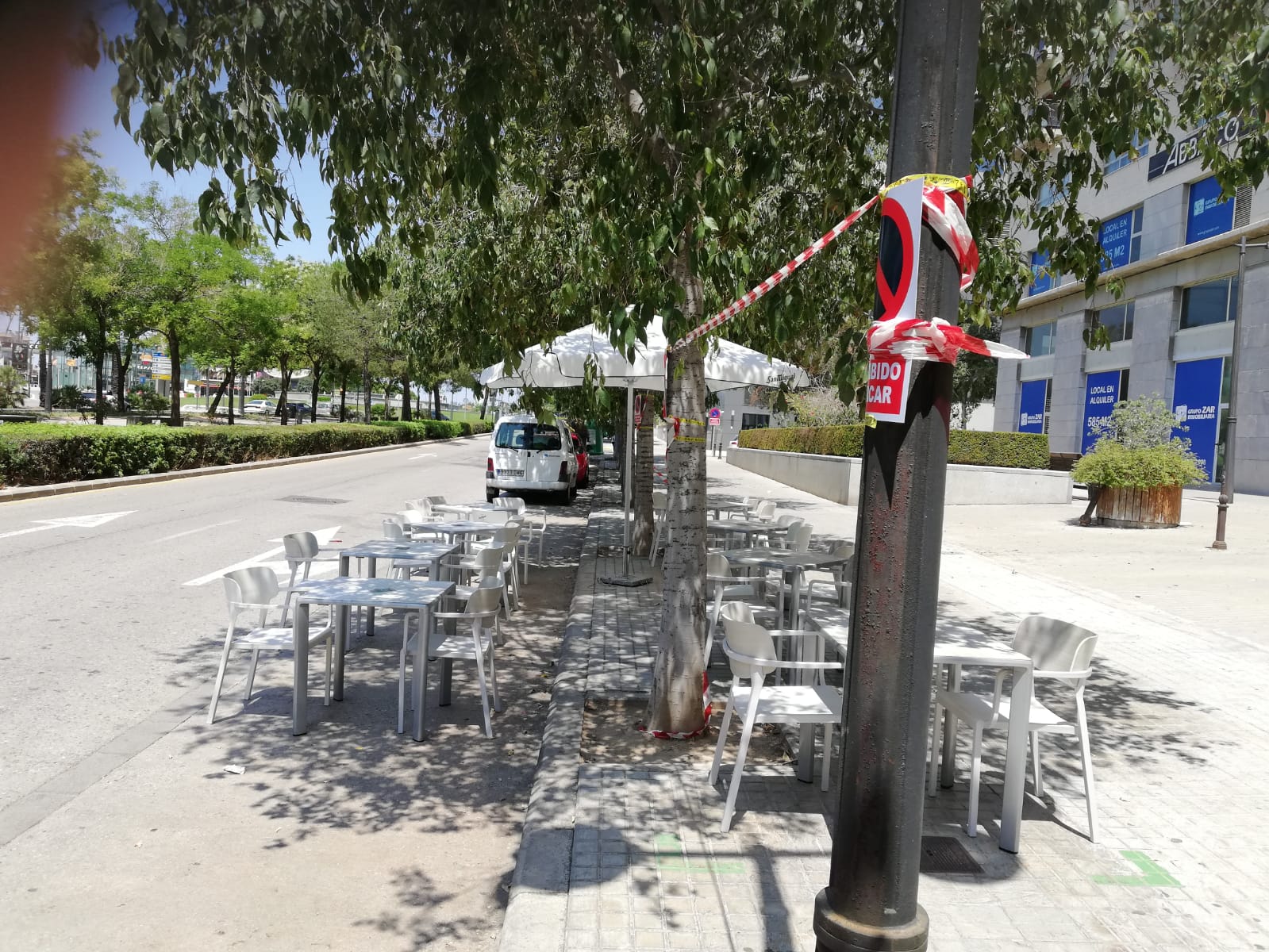 El Ayuntamiento instala terrazas sobre la calzada en zonas con ámplios espacios peatonales para «guardar la distancia social»