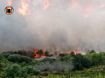 Tres incendios forestales próximos ponen en jaque a los bomberos