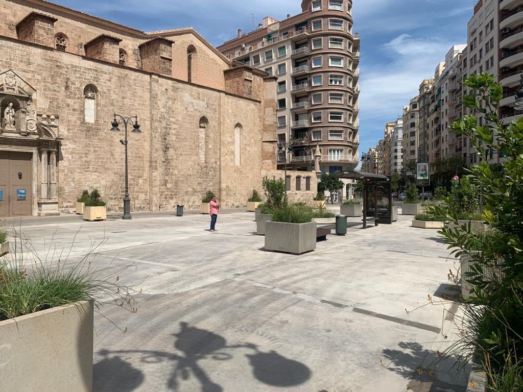 Acaban las obras en San Agustín con maceteros de la Marina y las marquesinas de la EMT en medio de la plaza
