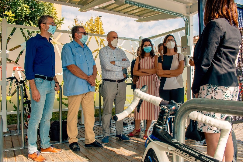 Arcadi España asiste en la estación de Torrent Avinguda a la puesta en marcha del primer cicloparc de la red de Metrovalencia