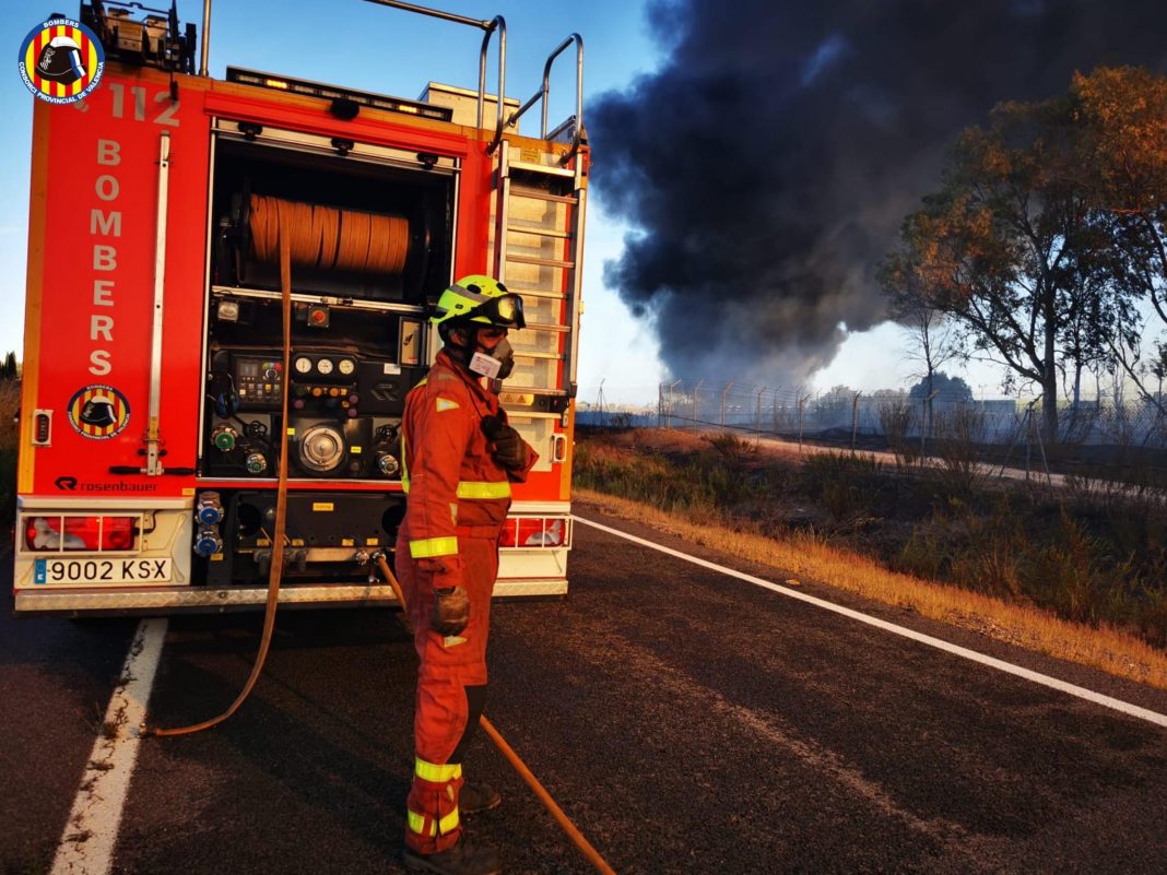 Los Bomberos del CPBV intervienen en un incendio en elpolígono industrial de Almussafes