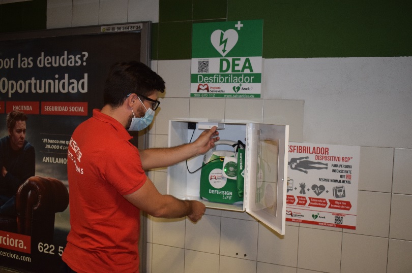 La Generalitat comienza a instalar desfibriladores en las principales estaciones de Metrovalencia y TRAM d'Alacant