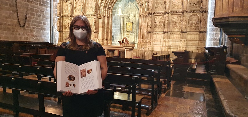 El Archivo de la Catedral de Valencia recibe ejemplar Tesis Doctoral sobre el Santo Cáliz de la Dra. Ana Mafé García