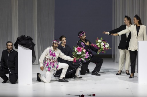Escena del Acto I de “Così fan tutte”. (Foto de Miguel Lorenzo – Palau de Les Arts)