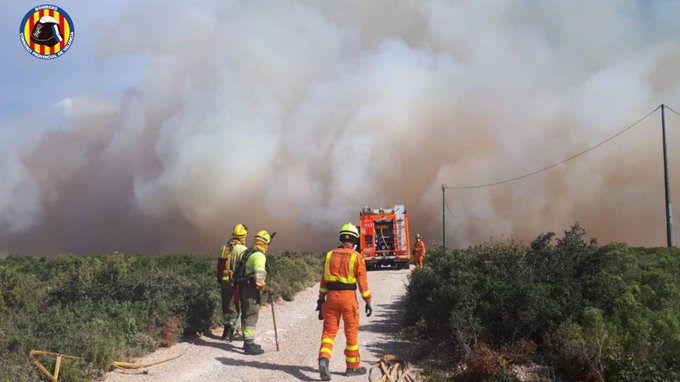 Declarado un incendio forestal en Buñol y extinguido el de Ontinyent