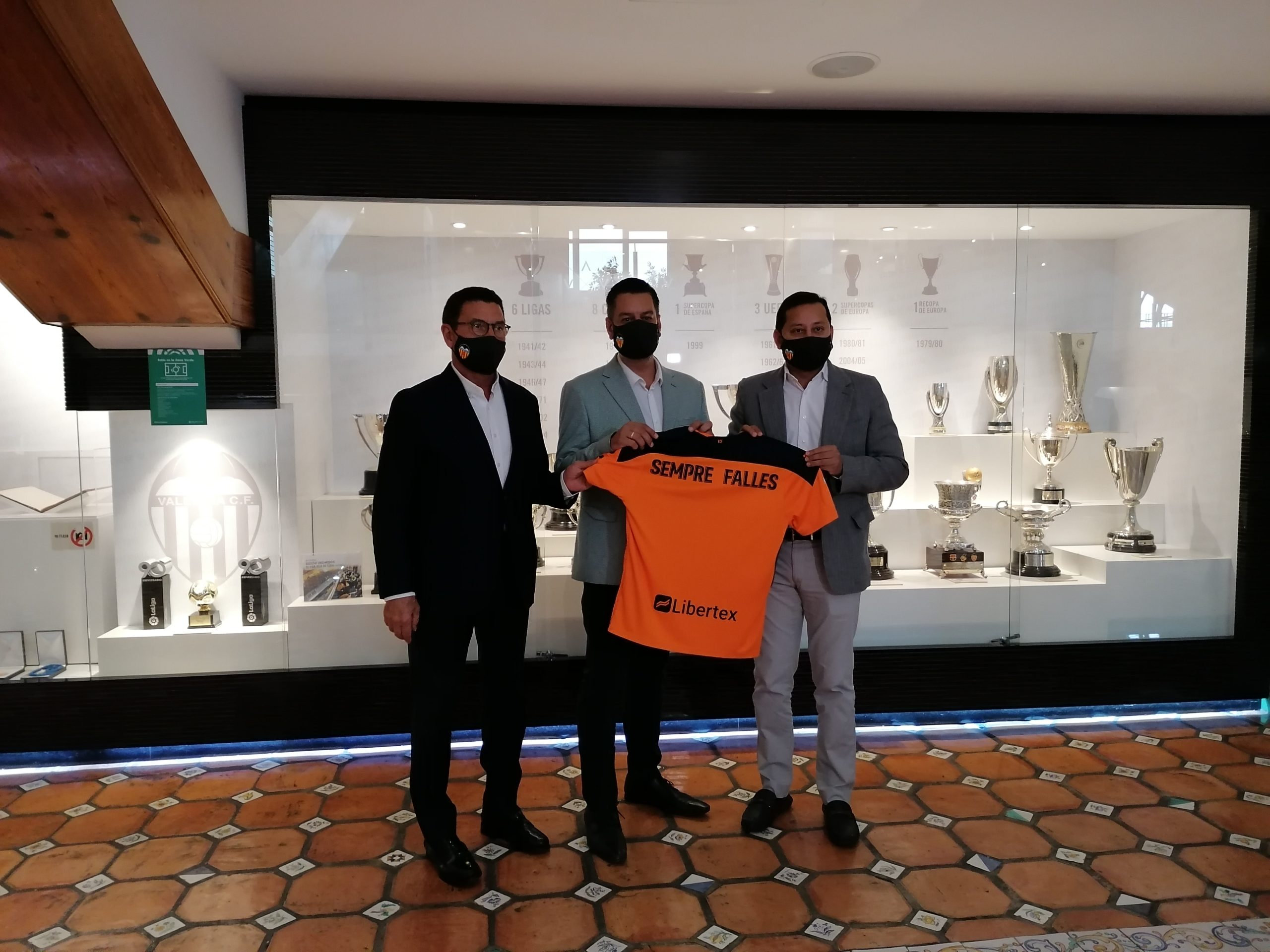El Valencia CF y el Ayuntamiento de Valencia promocionarán las Fallas