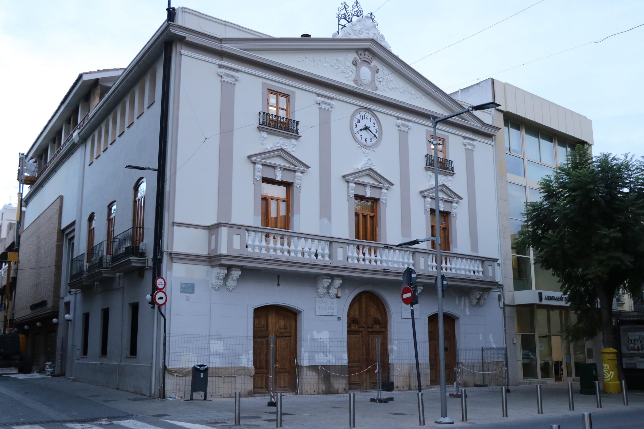 Avanzan las obras de reforma de la fachada de la Casa de la Cultura de Torrente