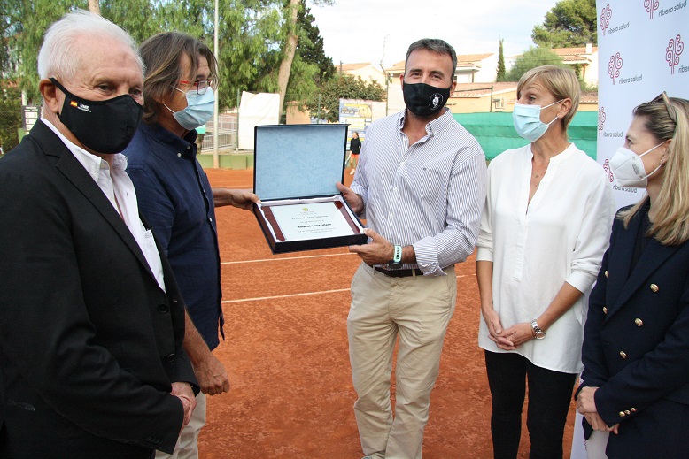 El Departamento de Salud de Torrevieja colabora con el Club Hockey Halcones y el Club de Tenis Torrevieja