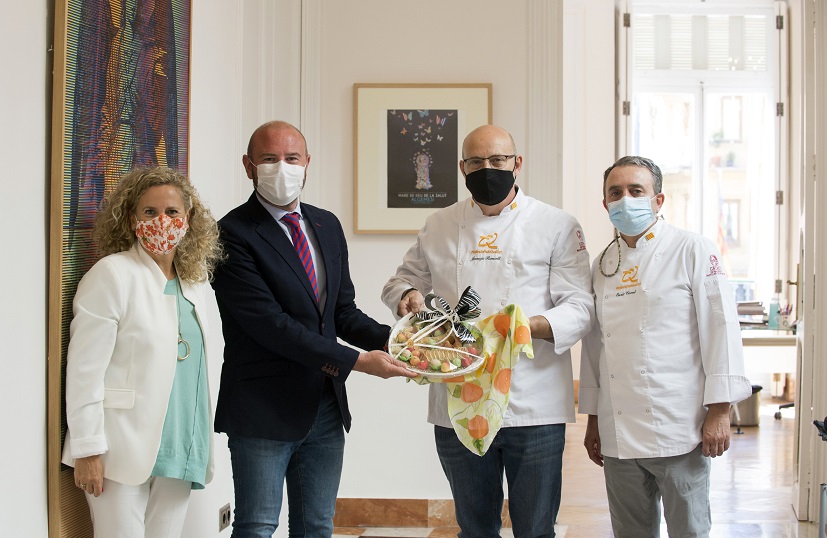 El Gremio de Panaderos y Pasteleros visita la Diputació y entrega la tradicional ‘Mocadorà’ al presidente Toni Gaspar