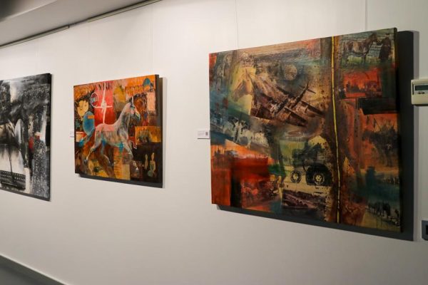 Se inaugura la exposición de pintura "Tres Cavalls", de Núria Fernández