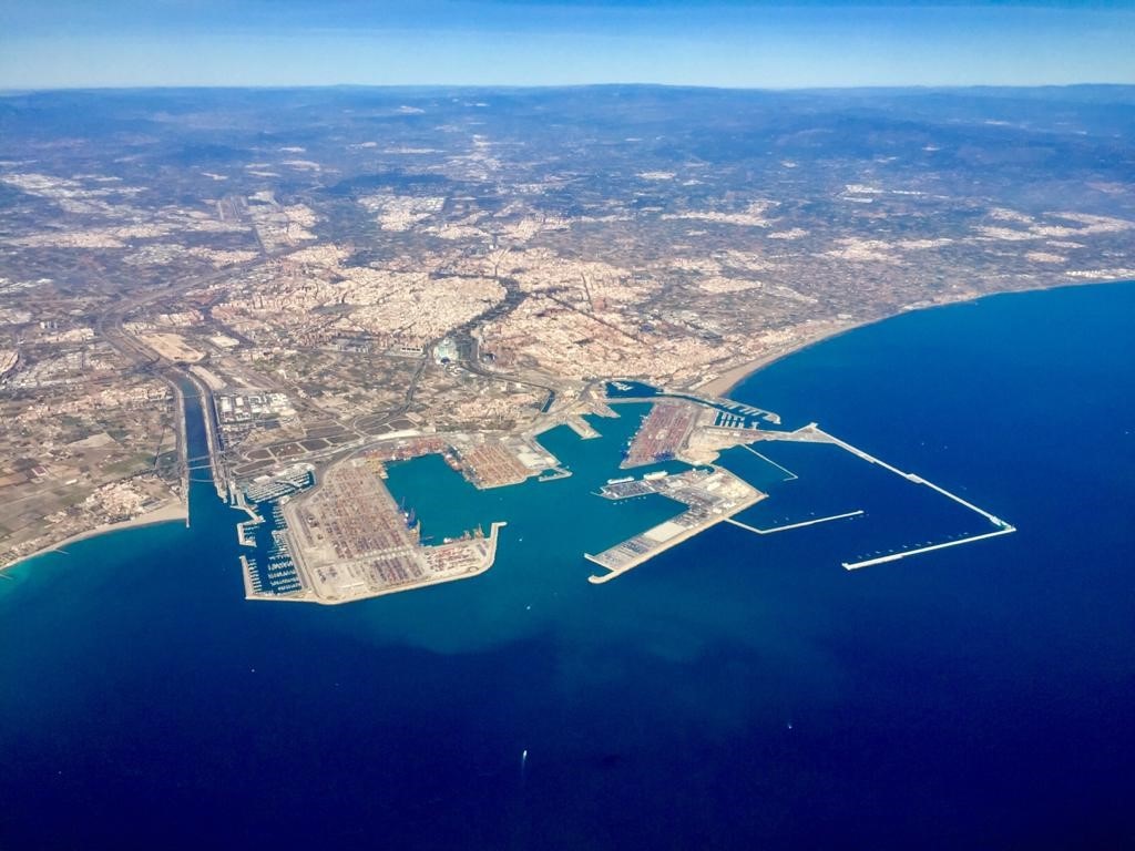 Los Puertos de Valencia y Sagunt cerrados por el fuerte oleaje