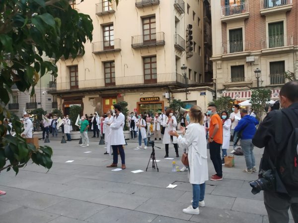 Nueva protesta de los MIR ayer frente al Palau de la Generalitat sin que Puig apareciera
