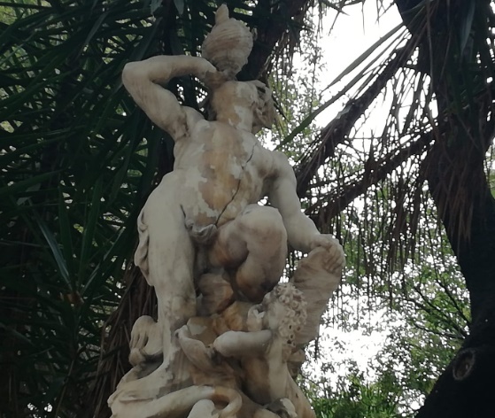 El Tritón de Ponzanelli, la escultura más valiosa de Valencia con una grieta de arriba a abajo