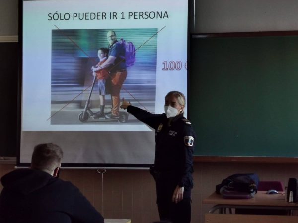 La policía local de Chirivella educa en el uso del patinete eléctrico