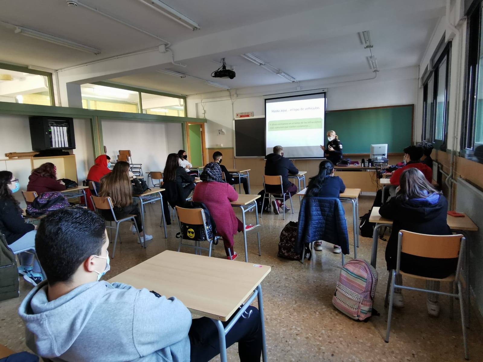 La policía local de Chirivella educa en el uso del patinete eléctrico