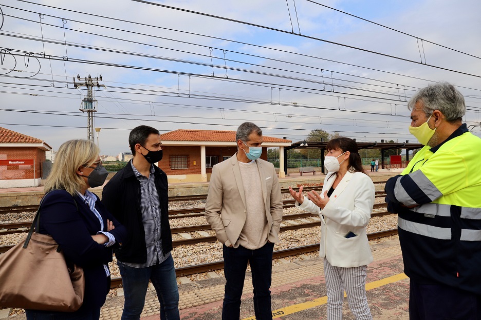 Toni Cantó viaja en tren hasta Massalfassar para denunciar el abandono de las cercanías y exigir más inversión