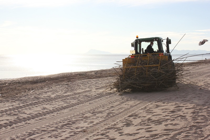 La Sección de Playas de la Diputació adapta dos “canyers” para recoger las cañas de las tormentas
