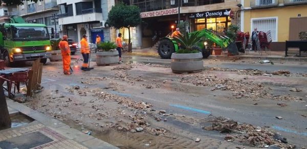 Cullera acumula más de 200 litros en un día y las calles se llenan de fango y piedras
