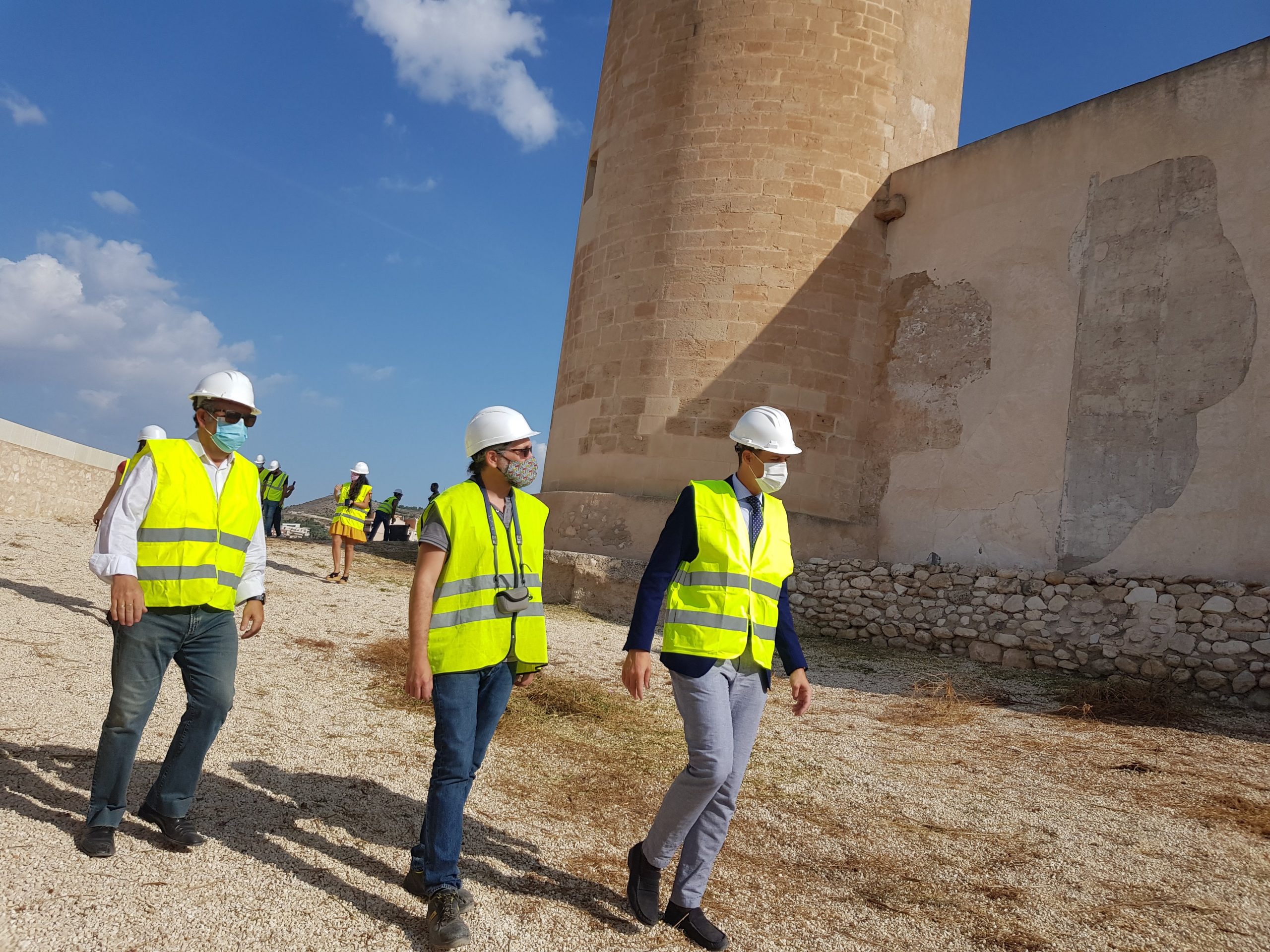 El Ayuntamiento de Elda adjudica las obras de restauración de la Puerta del Antemural del Castillo