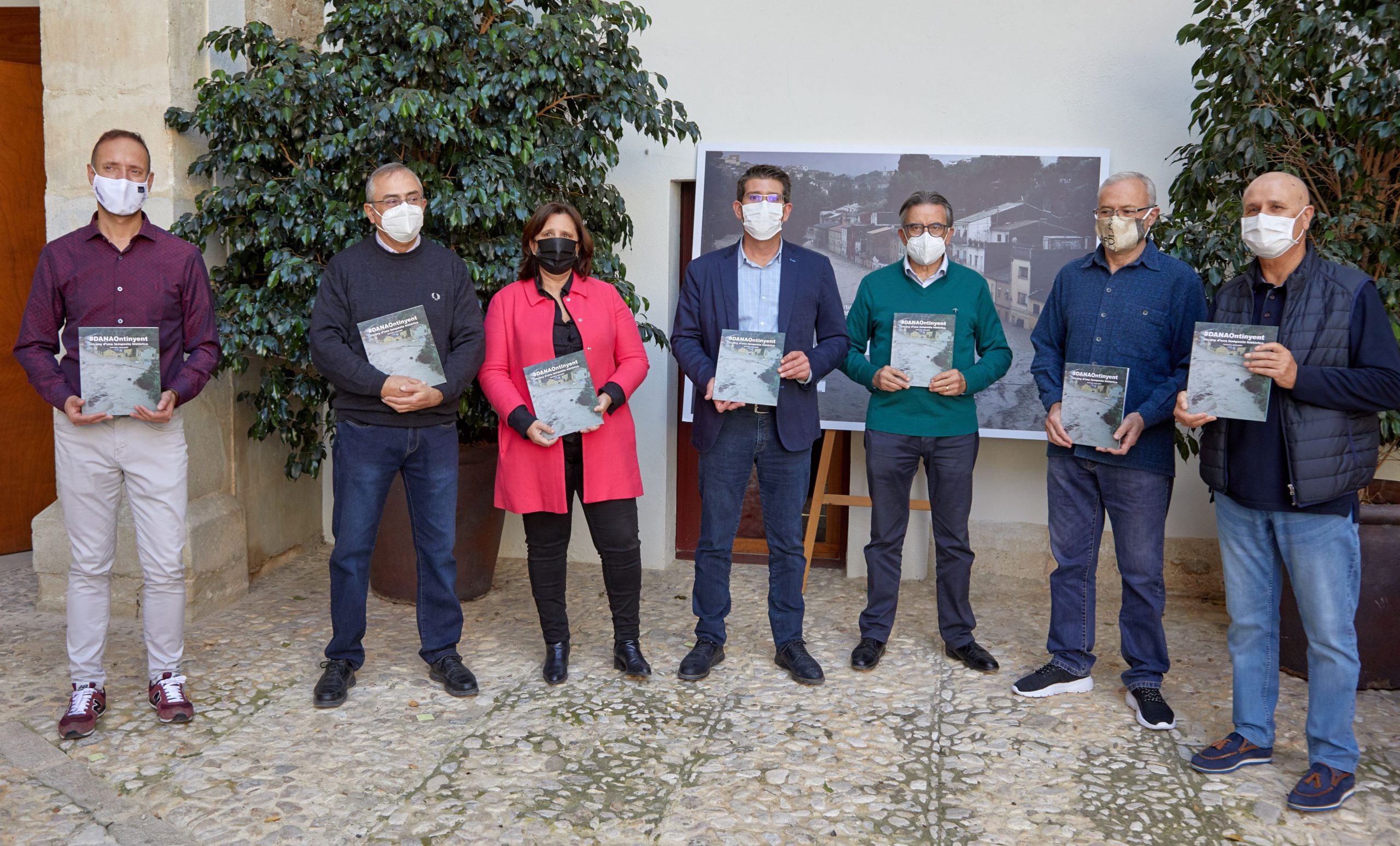Ontinyent pone al alcance de la ciudadanía “el histórico” catálogo de la muestra de la DANA
