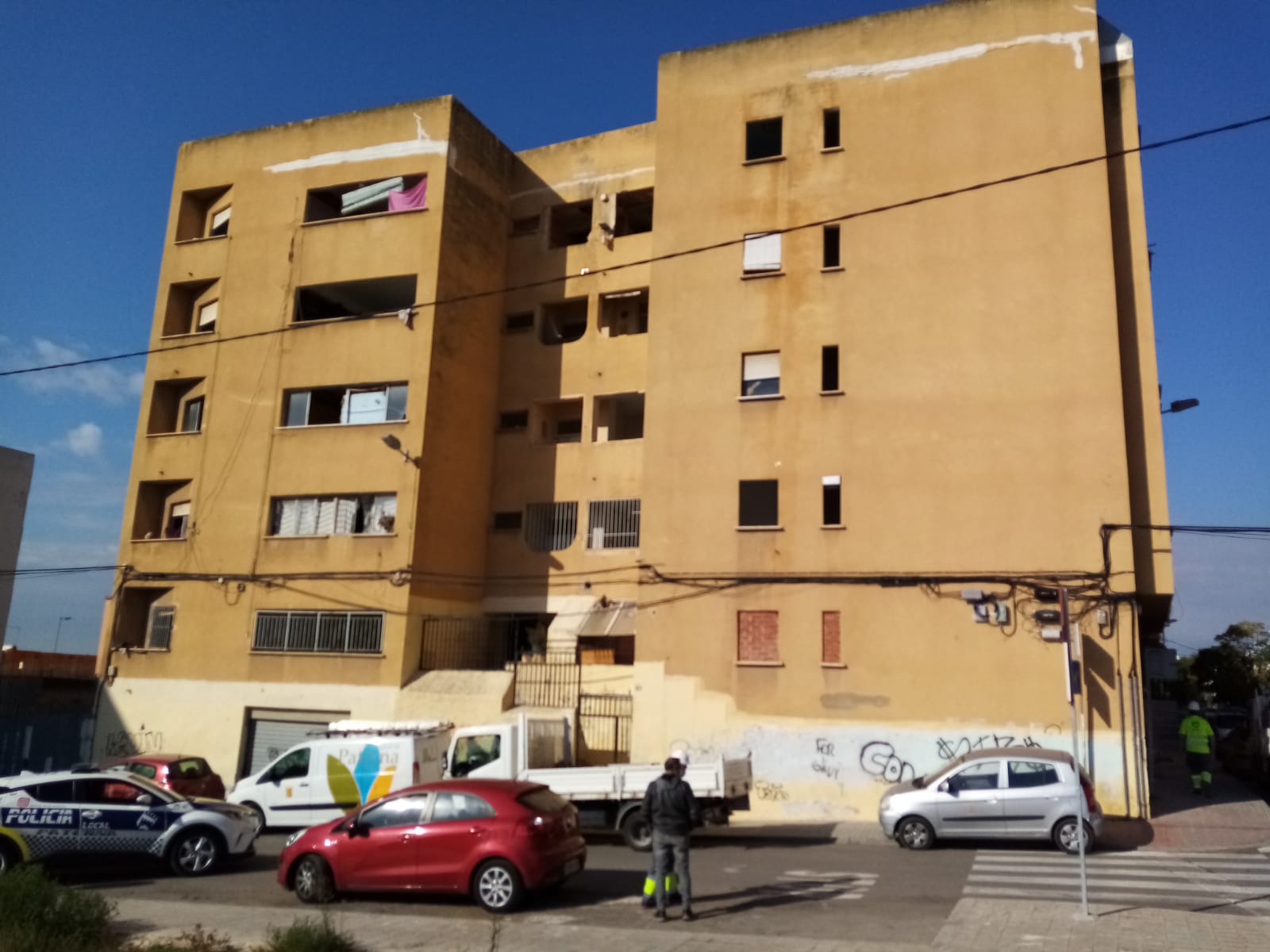 El Ayuntamiento de Paterna concluye el desalojo de la “finca amarilla” y prepara su derribo