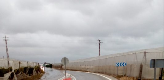 Cullera acumula más de 200 litros en un día y las calles se llenan de fango y piedras
