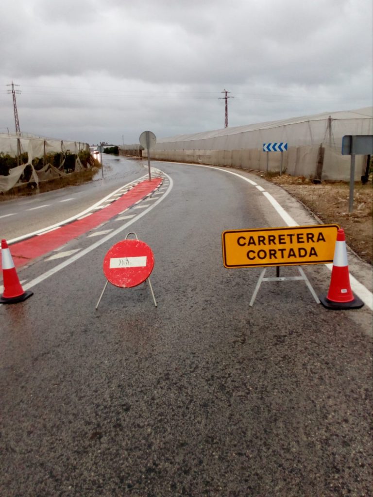 Cullera acumula más de 200 litros en un día y las calles se llenan de fango y piedras