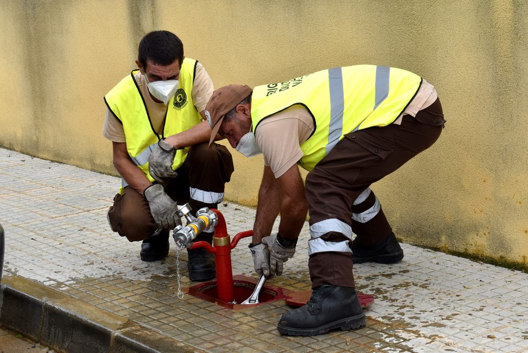 Bomberos y Divalterra revisan y evalúan los hidrantes anti-incendios