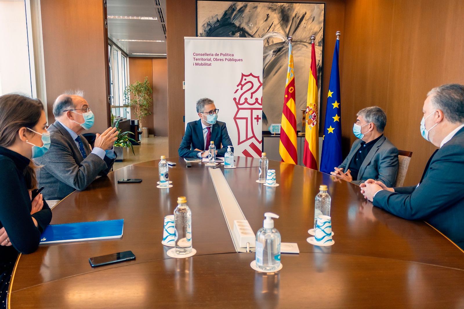 Arcadi España anuncia la flexibilización de horarios de conducción a los transportistas atrapados