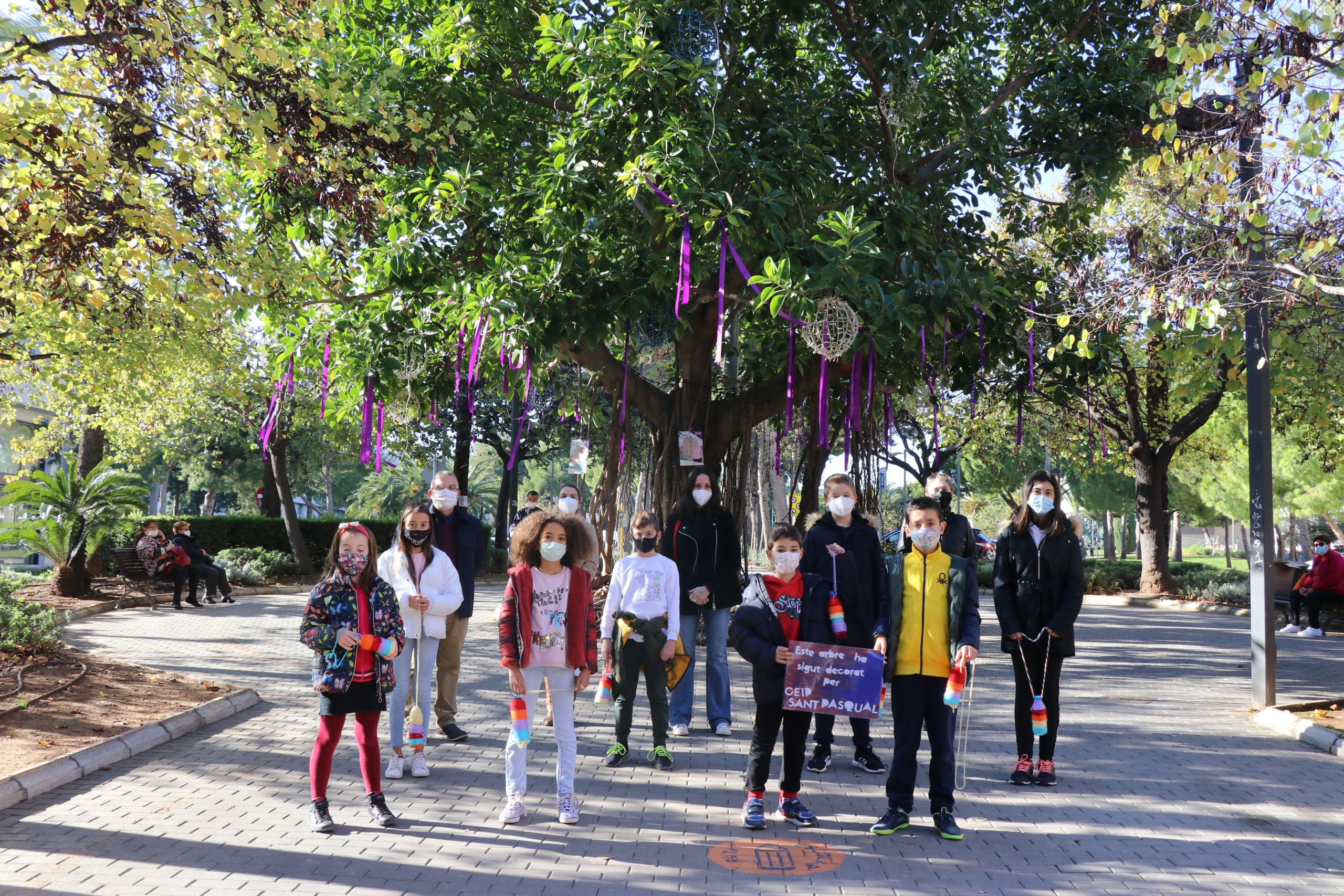 El alumnado del CEIP San Pascual y los chicos y chicas de ADISTO decorarán los ficus de la Avinguda al Vedat de Torrent