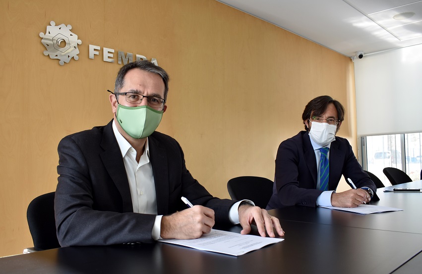 Joaquín Longaes (izq.) y Luis Rodríguez durante la firma del acuerdo en la sede de FEMPA. #ValenciaNews