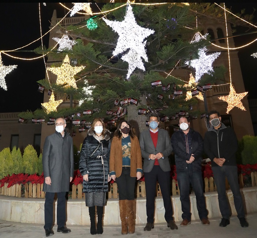 El MARQ arranca su programación navideña con el encendido del árbol y un homenaje al colectivo sanitario