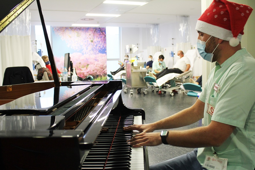 Profesionales del Hospital Universitario del Vinalopó tocan el piano a los pacientes para felicitarles la Navidad