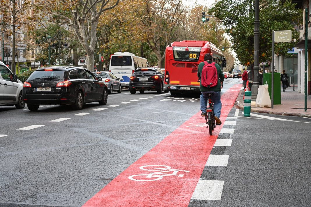 Nuevo carril bus-taxi-bici-patinetes en la Gran Via contra la ley estatal de seguridad vial