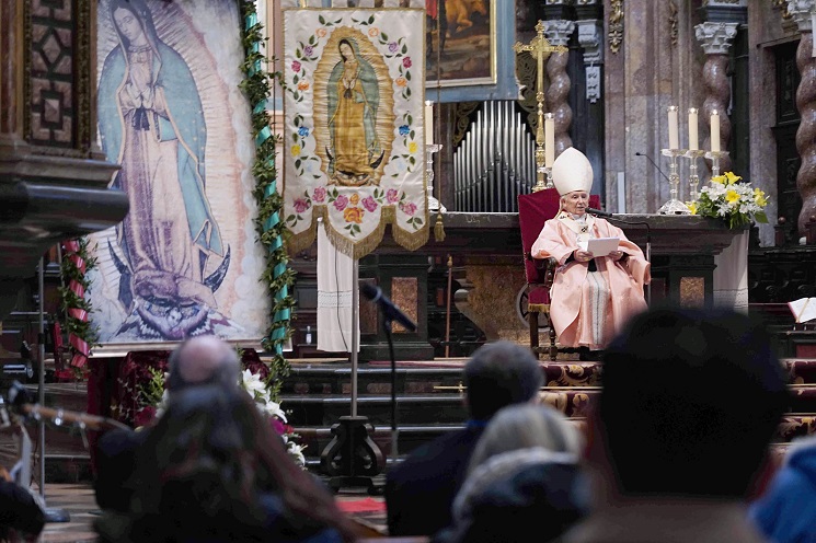 Mexicanos en Valencia celebran a su patrona, la Virgen de Guadalupe, con una misa y ofrenda de flores en la Catedral