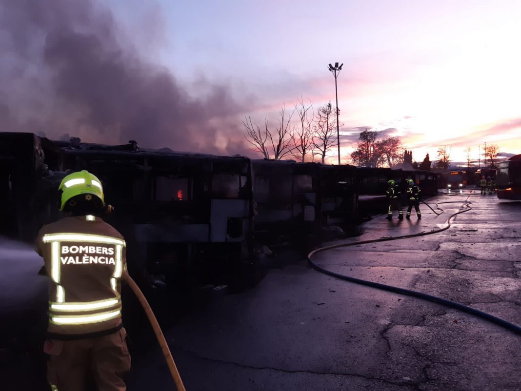 Un nuevo incendio en las cocheras de la EMT valencia desvela que los sistemas antiincendios siguen fallando