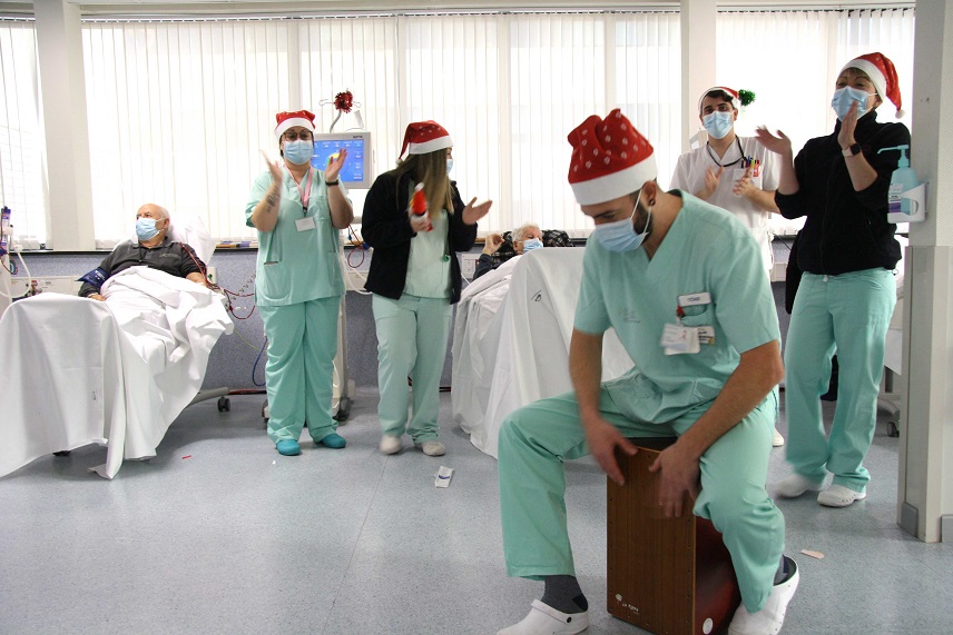 Profesionales del Hospital Universitario de Torrevieja amenizan la estancia de los pacientes en Navidad