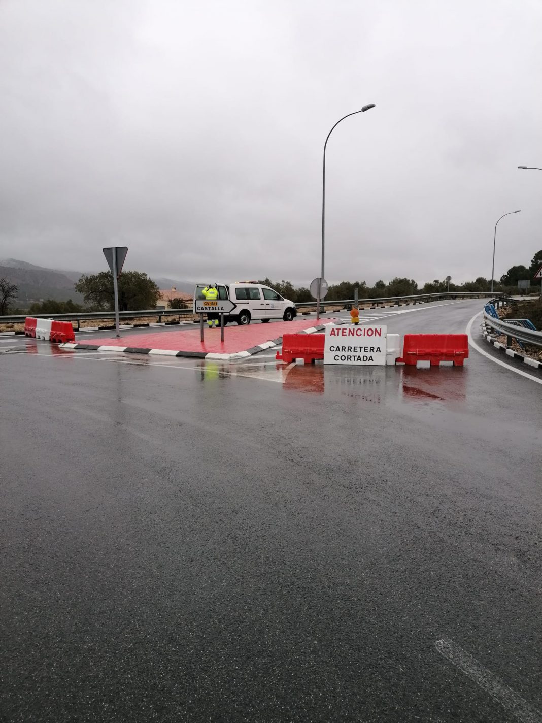 La Diputación de Alicante corta dos carreteras para garantizar el cierre perimetral de Castalla decretado por la Generalitat
