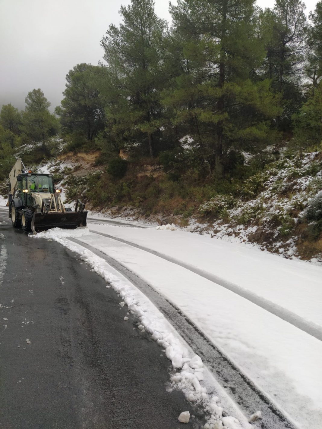 Diputación de Alicante activa un operativo especial para las carreteras ante las nevadas intensas